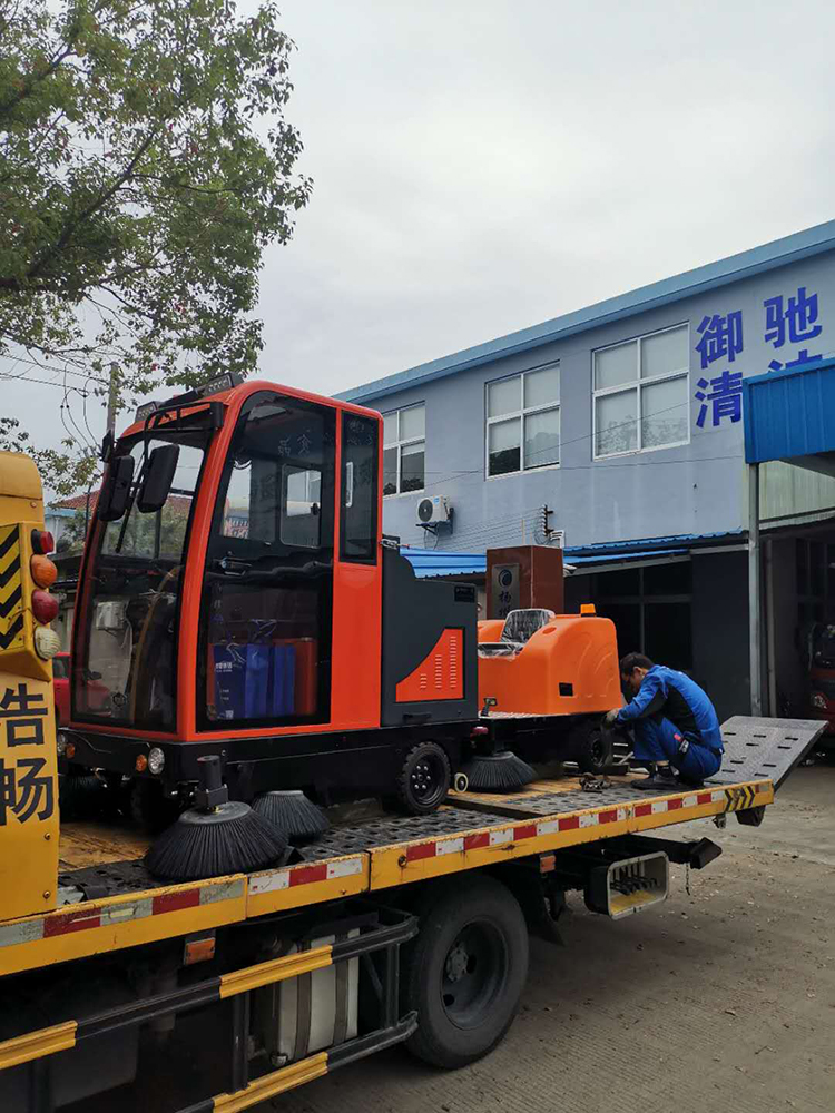 揚(yáng)州某管件廠(chǎng)選購(gòu)御衛(wèi)仕掃地機(jī)DS1500和DS1900